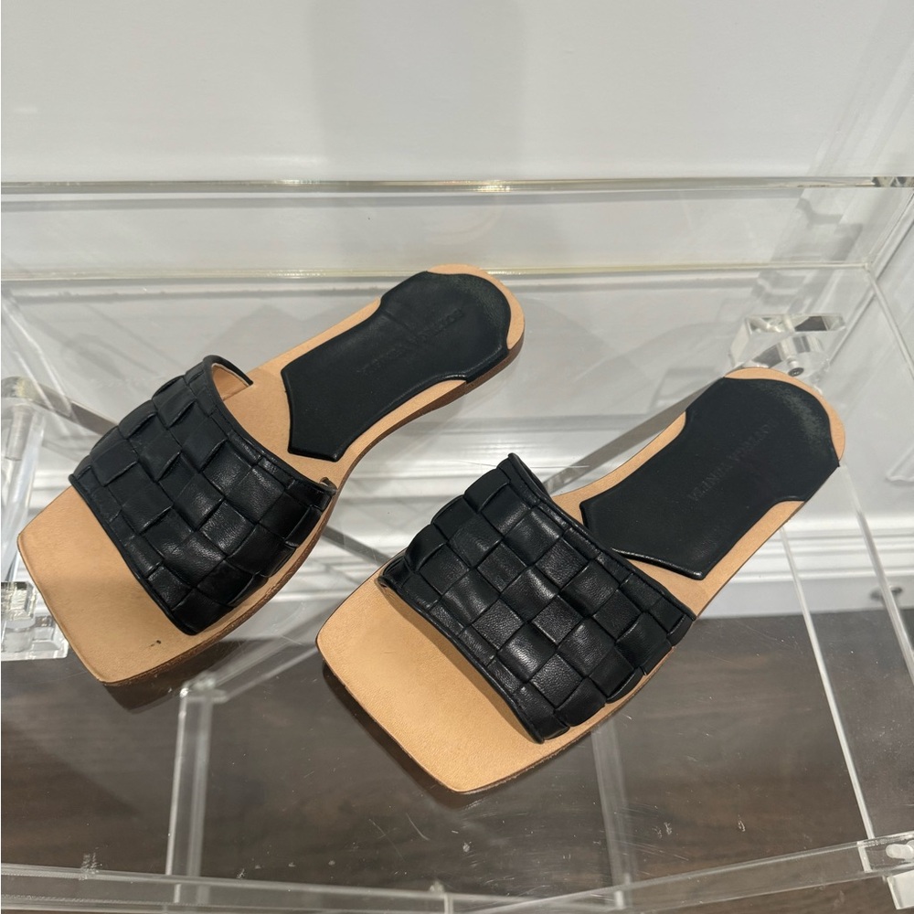 Bottega Veneta Flat sandal in black leather size 37